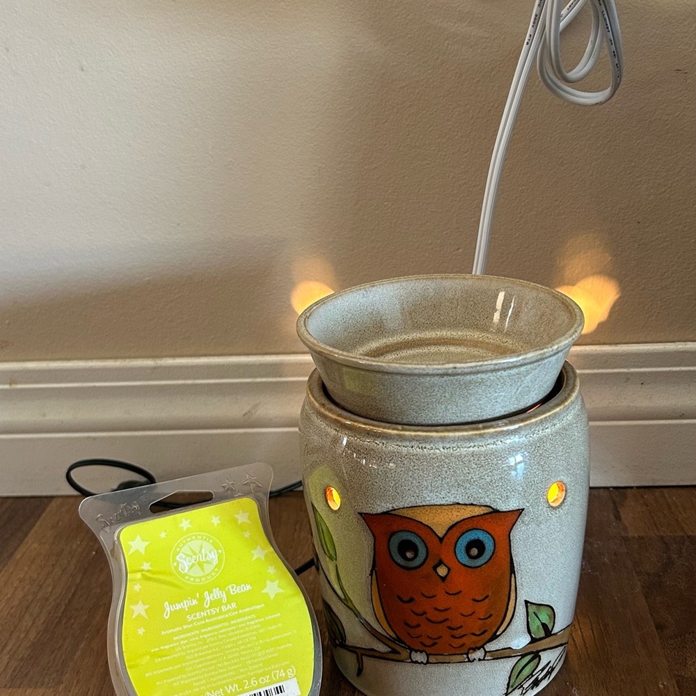 Scentsy Owl Ceramic Wax Warmer in Beige with Orange Owl-wax bar & bulb included